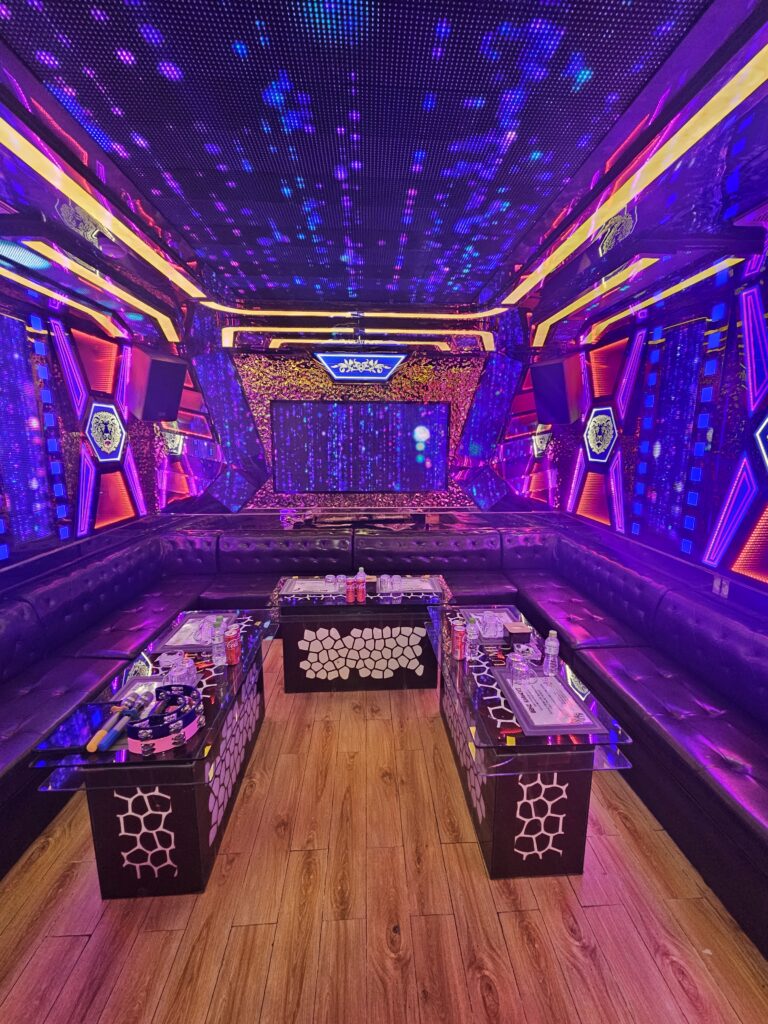 다낭 벤츠 가라오케 대형 VIP룸 Danang karaoke large VIP room