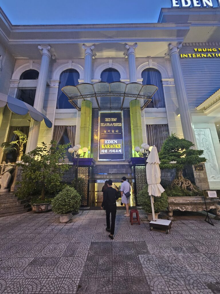 다낭 에덴 가라오케 입구 Danang Eden karaoke front entrance