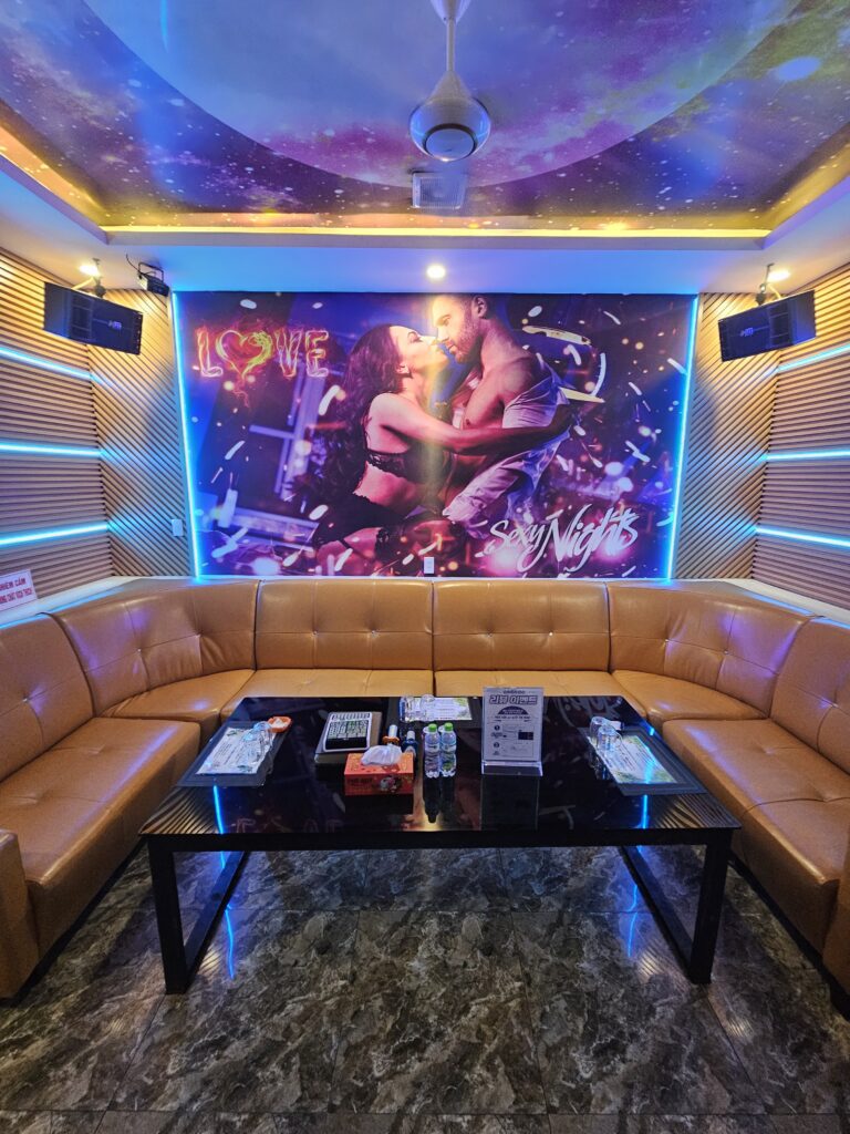 다낭 가라오케 네온룸 Danang karaoke neon light room