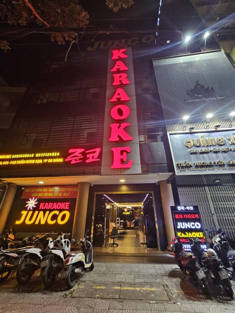 다낭 준코 가라오케 입구 간판 Danang Junco Karaoke entrance sign