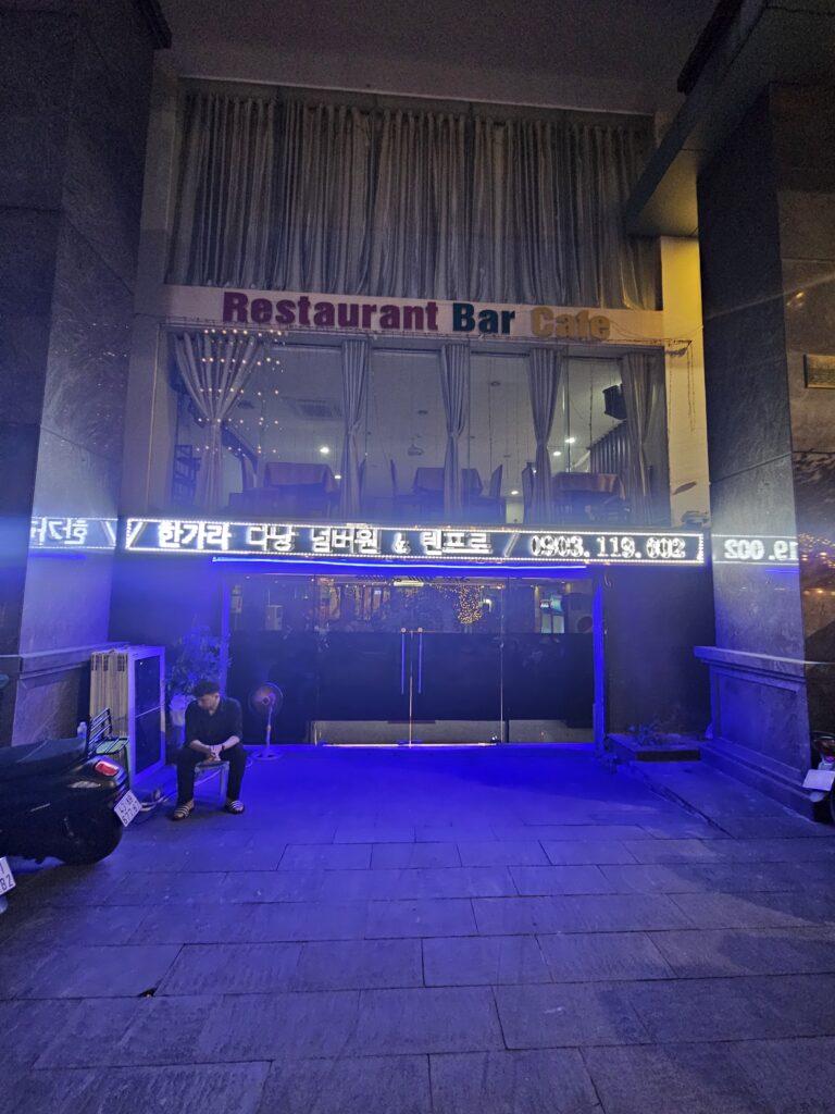 다낭 넘버원 가라오케 입구 Danang Number One karaoke entrance