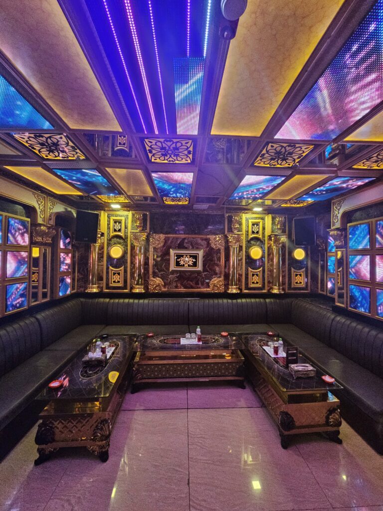 다낭 누민 가라오케 U자형 VIP룸 Danang karaoke U shape VIP room
