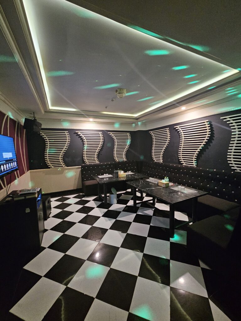 다낭 가라오케 블랙 화이트 룸 Danang karaoke black white interior