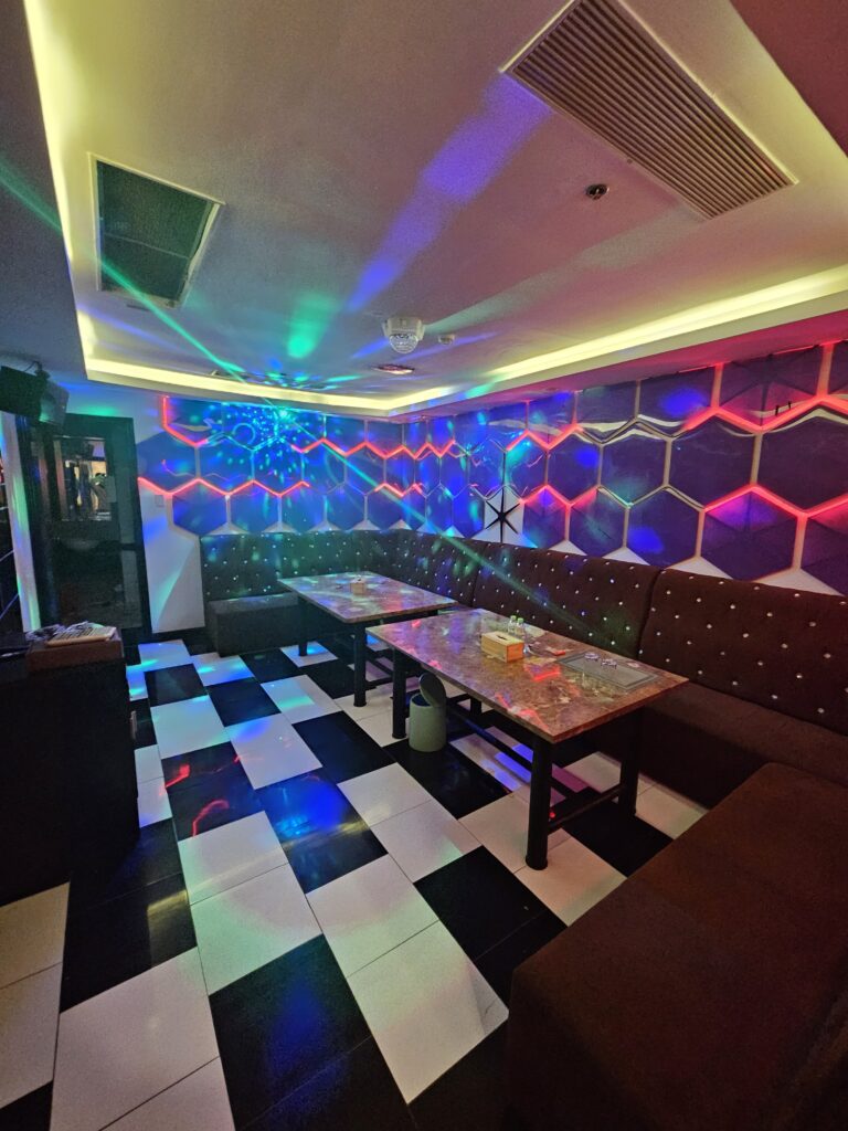 다낭 가라오케 네온 조명 룸 Danang karaoke neon light room