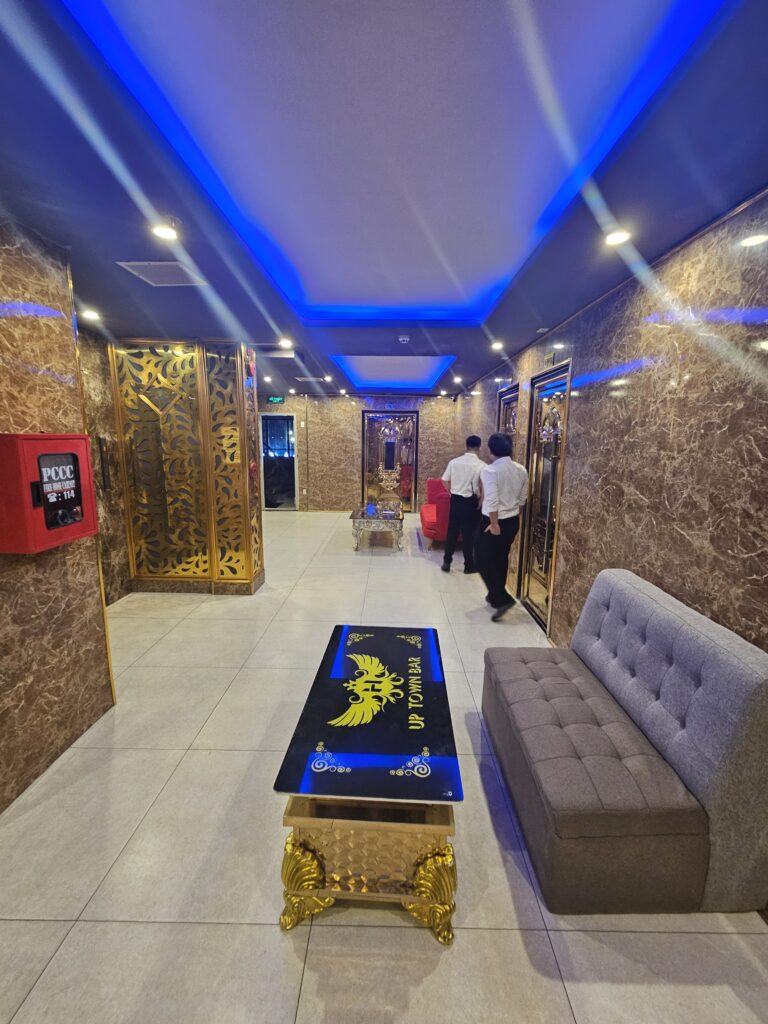 다낭 가라오케 내부 복도 Danang karaoke hallway