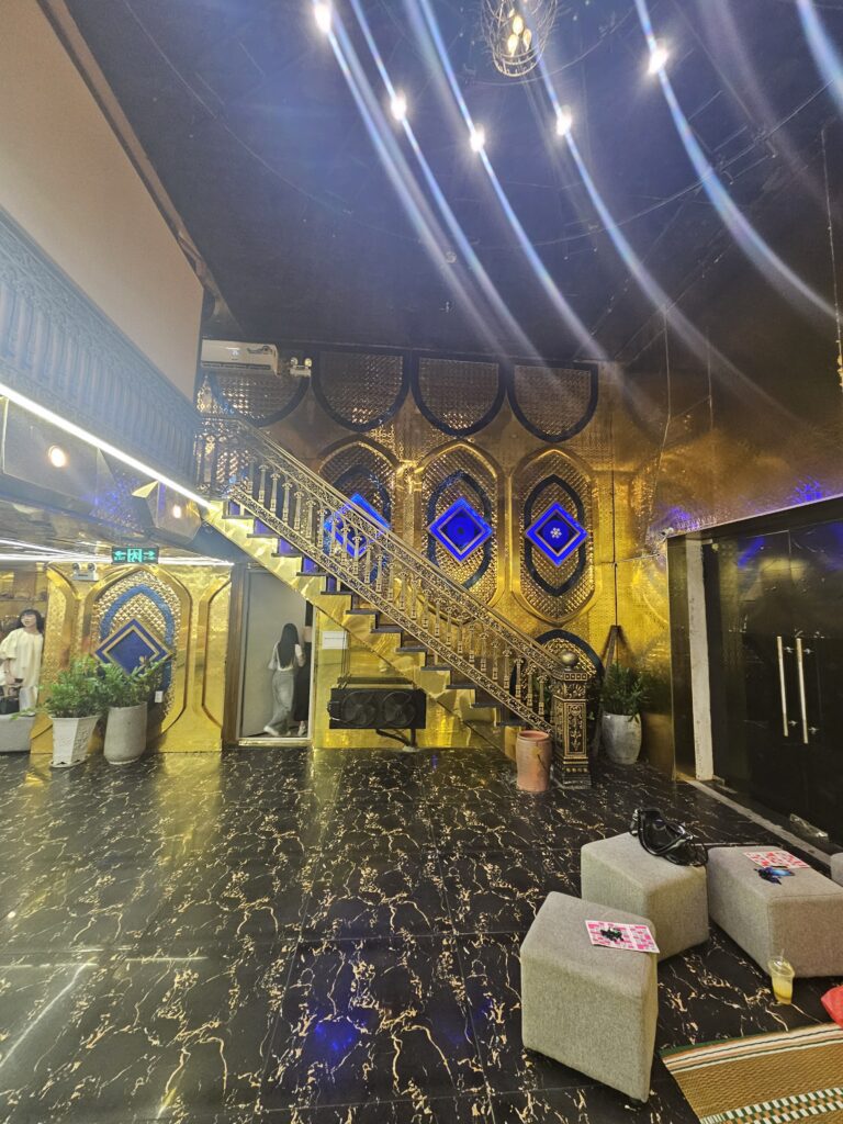 다낭 가라오케 내부 복도 Danang karaoke hallway